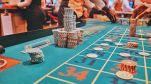 Người dùng Việt Nam thực hiện rút tiền VND qua ví điện tử trên điện thoại bookmaker